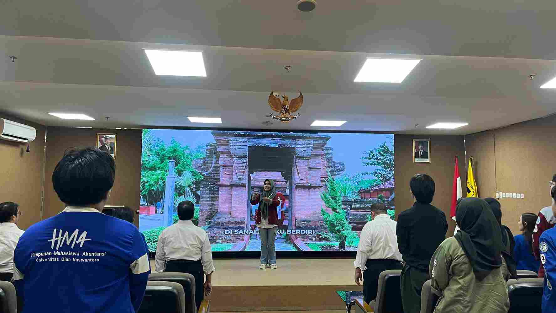 Menyanyikan lagu Indonesia Raya dan Hymne Udinus